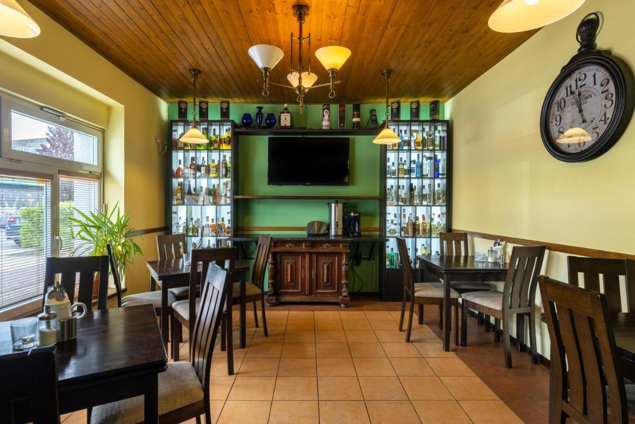 Penzion Rodos - Cafe Прага Экстерьер фото