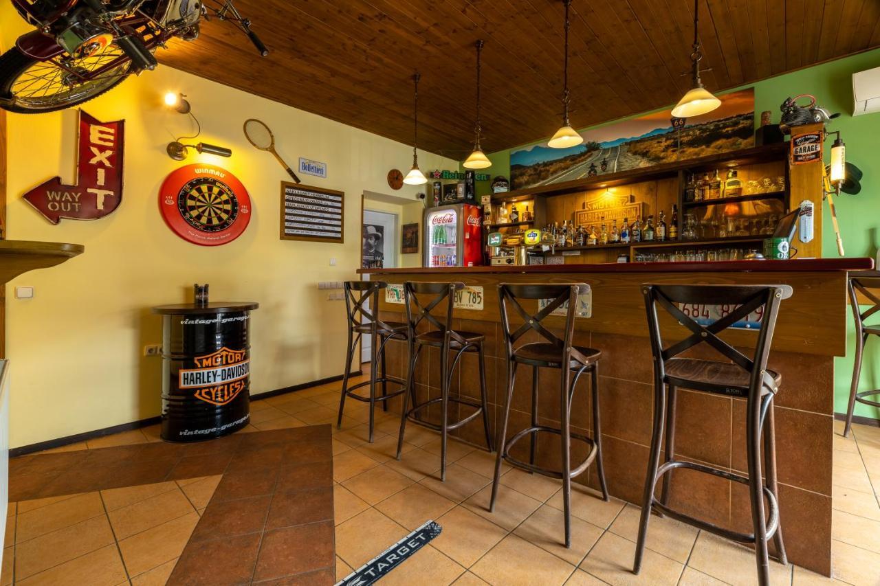Penzion Rodos - Cafe Прага Экстерьер фото