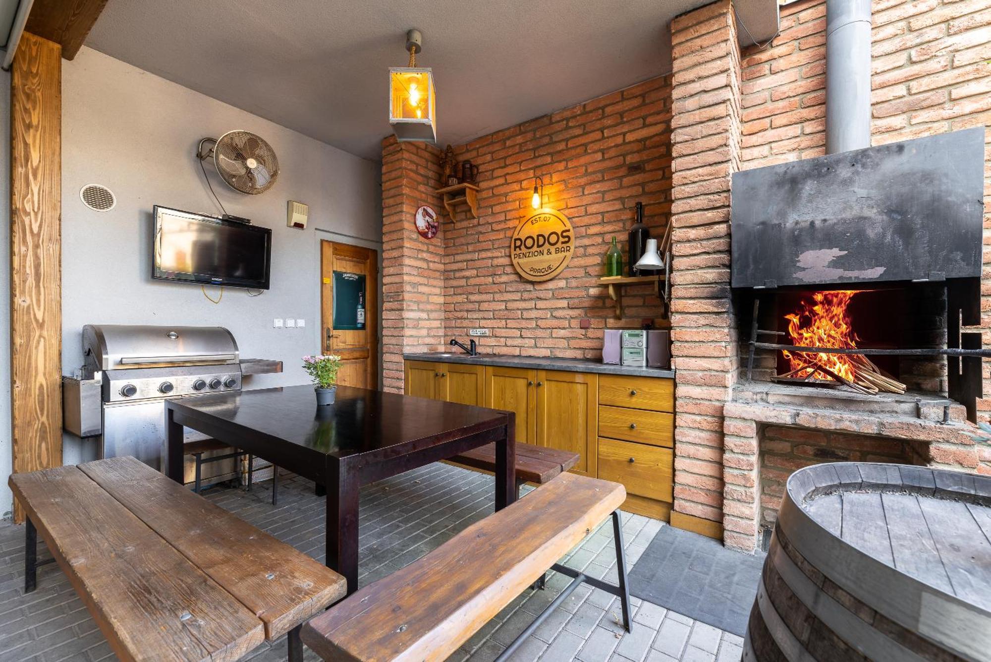 Penzion Rodos - Cafe Прага Экстерьер фото